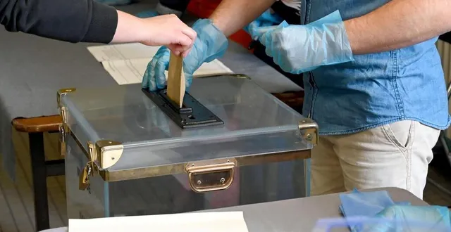 photo  une personne vote avec des gants à nantes lors du second tour des élections municipales en juin 2020. photo d’illustration.  &copy;  jérôme fouquet / archives ouest-france 