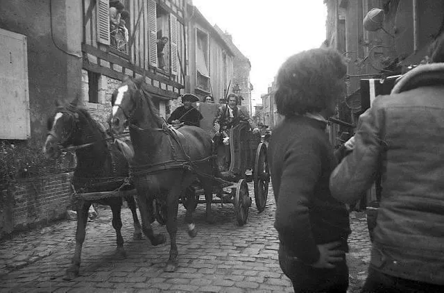 La course effrénée d’un carosse lors du tournage du film « Que la fête commence ! » dans le Vieux Mans en octobre 1974. Archives Ouest-France photo la course effrénée d’un carosse lors du tournage du film « que la fête commence ! » dans le vieux mans en octobre 1974. © archives ouest-france