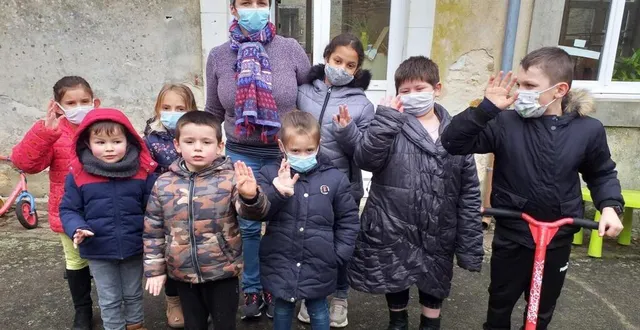photo  huit des dix élèves de l’école aux étoiles posent avec leur enseignante, babette bourgeais.  &copy;  le maine libre 