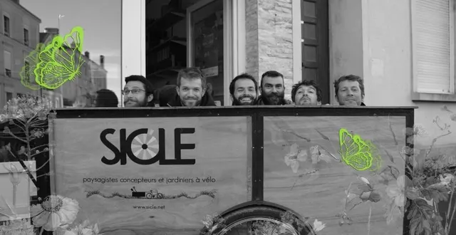 photo  les salariés de sicle se déplacent dans l’agglomération angevine en privilégiant le vélo avec la remorque de matériel, les transports en commun ou l’auto partagée. l’effectif de la scop a doublé en quatre ans, en suivant une même éthique environnementale.  &copy;  dr 