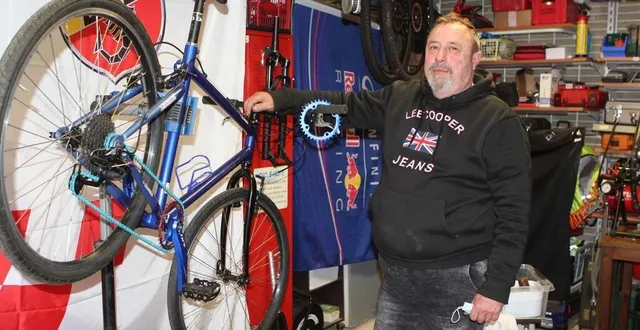 photo  pierre houzé est un ancien technicien cycles d’intersport et il est membre de l’association cyclopédie.  &copy;  le maine libre 