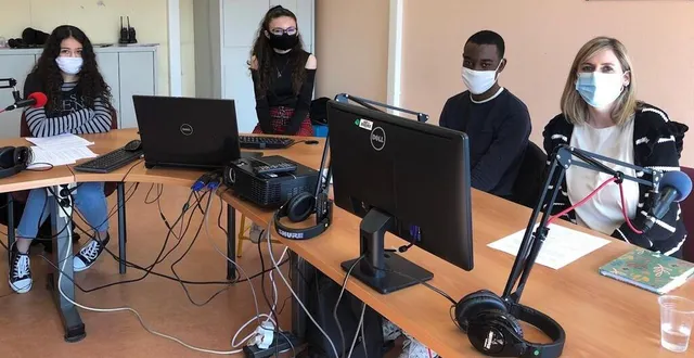 photo  julie marchand (à droite) a expliqué aux collégiens le métier de journaliste et la façon dont elle travaillait.  &copy;  le maine libre 