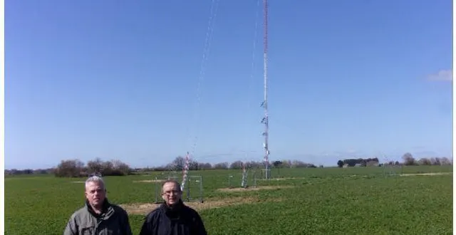 photo  sylvain bidier, le maire et patrick betton son premier1er adjoint devant le mat de mesure  &copy;  le maine libre 