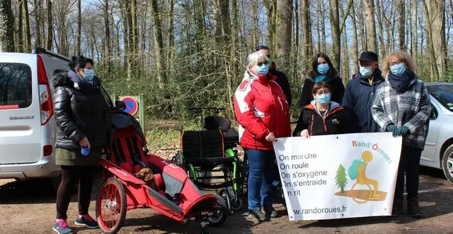 photo  présentation du matériel par les membres de l’association rand’ôroues  &copy;  le maine libre 