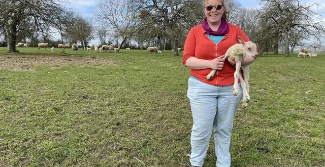 photo  marion dolleans organise un premier marché de producteurs dans la cour de son exploitation de courgenard.  &copy;  le maine libre 