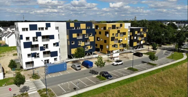 photo  vue d’ensemble des 36 logements construits à base de conteneurs, par maine-et-loire habitat.  &copy;  co 