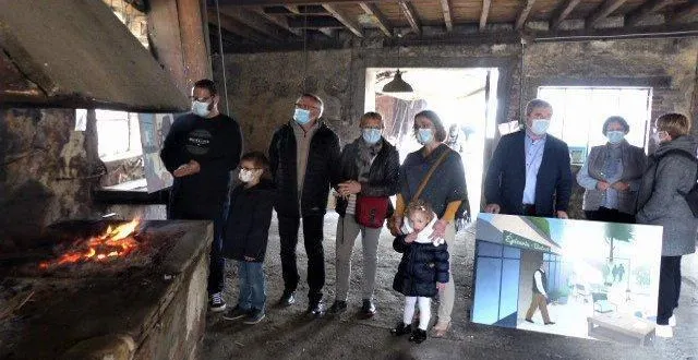 photo  devant le foyer de la forge.  &copy;  le maine libre 