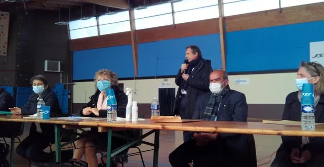 photo  à la table devant l’assemblée des sections sportives, sandrine rabaud-plu, émile carmona puis la secrétaire, les autres membres du bureau ainsi que le représentant du cabinet mandaté agilys audit. christophe rouillon s’exprime au micro.  &copy;  le maine libre 