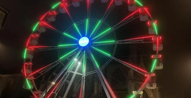 photo  la grande roue sur la place la magdeleine, c’est encore râpé !  &copy;  archives ouest-france 