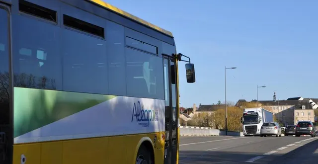 photo  véhicules poids lourds sur le pont sur la rocade à sablé  &copy;  le maine libre 