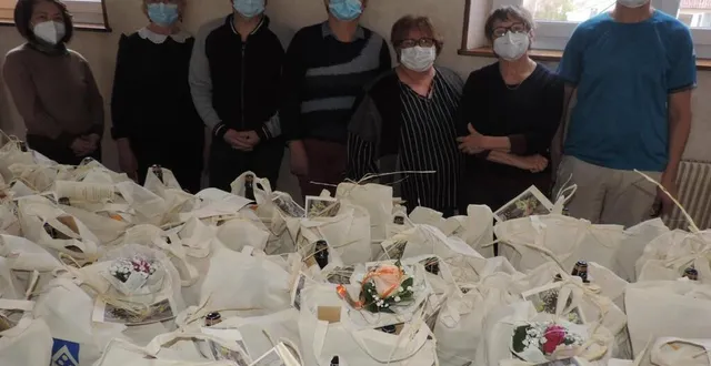 photo  les 272 sacs avec un assortiment de produits locaux ont été distribués aux aînés.  &copy;  ouest-france 