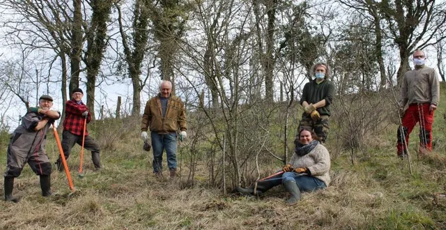 photo  ils étaient six, samedi, à se retrousser les manches pour entretenir une partie de l’hectare et demi du coteau.  &copy;  ouest-france 