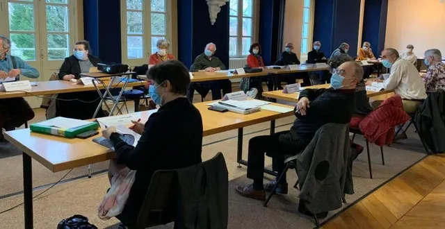 photo  réunis dans la grande salle du conseil municipal, les membres du nouveau conseil de développement ont découvert l’organisation de cet outil consultatif dans les instances du pays vallée du loir.  &copy;  ouest-france 