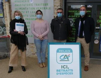 photo  clémentine lamarre (deuxième à partir de la gauche), avec les représentants du crédit agricole lors de la remise du matériel.  &copy;  le maine libre 