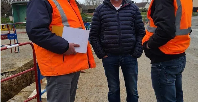 photo  le maire laurent bothereau, au centre, fait le point sur l’avancée des travaux avec mm. pottier, conducteur travaux et mezager, responsable secteur électrification au conseil départemental).  &copy;  le maine libre 