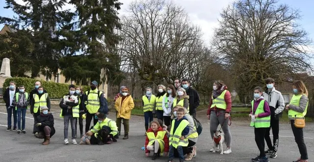 photo  parmi les participants, des enfants et des chiens.  &copy;  le maine libre 