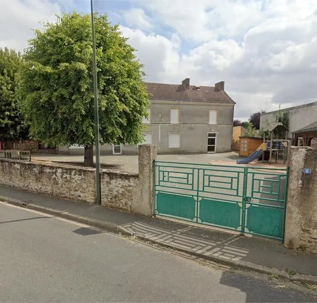 photo l’école primaire mozart est située au 8, route de souligné à louplande, en sarthe.  ©  capture d'écran google street view