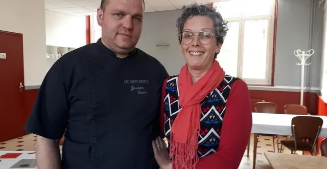 photo  jérôme et marie beslu, les patrons de l’hôtel saint-pierre, livrent une trentaine de plateaux « maison » chaque jour et maintiennent les soirées étape.  &copy;  le maine libre 