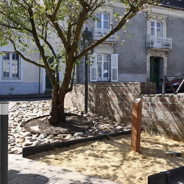 photo la ville souhaite développer les canisettes, afin de limiter le nombre des déjections canines dans la rue. une canisette vient d’être installée place neuve, dans le centre ancien de sablé.  ©  le maine libre