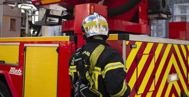 photo  la route a été coupée pour permettre l’intervention des sapeurs-pompiers. ?  &copy;  illustration le courrier de l’ouest 