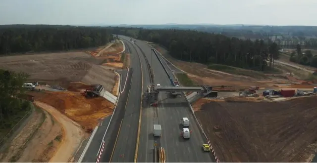 photo  pose des poutres sur les appuis de l’échangeur de l’huisne sarthoise sur l’autoroute a11 en sarthe, en mai 2020.  &copy;  vinci autoroutes 