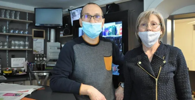 photo  alex fournier et mireille fournier-coubard, patrons du vincennes, bar-pmu, rue gambetta à sablé : « on n’en peut plus… »  &copy;  le maine libre 