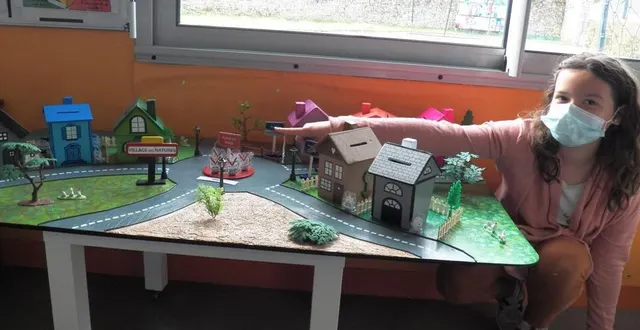 photo  lou commente la visite dans le village des natures des mots.  &copy;  le maine libre 