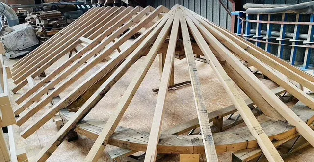 photo  la charpente a été réalisée avec 1,4m3 de chêne donné par l’entreprise cenoman de requeil.  &copy;  ouest-france 