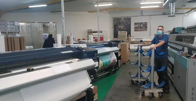 photo  une affiche sur trois croisées dans la rue est imprimée chez neoa ; la moitié des affiches de cinéma également.  &copy;  ouest-france 