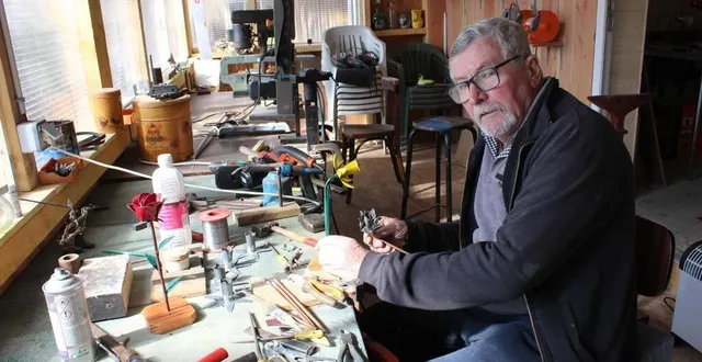 photo  en attendant de pouvoir reprendre les travaux extérieurs, jean roger crée des fleurs métalliques (jonquilles, roses, tulipes) dans son atelier.  &copy;  le maine libre 