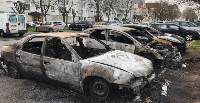 photo  après l'incendie de voitures et les tirs de mortiers à perseigne, quatre personnes ont été interpellées.  &copy;  ouest-france 