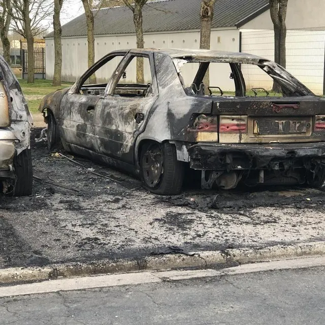 photo trois voitures ont été incendiées, une 4e endommagée.  ©  ouest-france