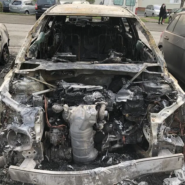 photo les véhicules sont totalement calcinés.  ©  ouest-france