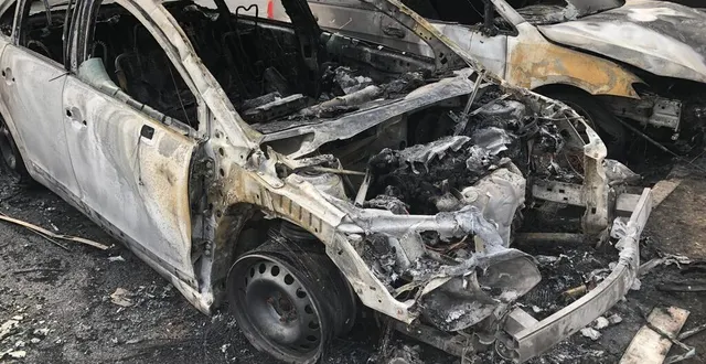 photo  alors que la police procédait à des interpellations depuis quelques heures, trois voitures ont été incendiées, au pied de la tour péguy, vers 0 h 20 vendredi 2 avril 2021.  &copy;  ouest-france 