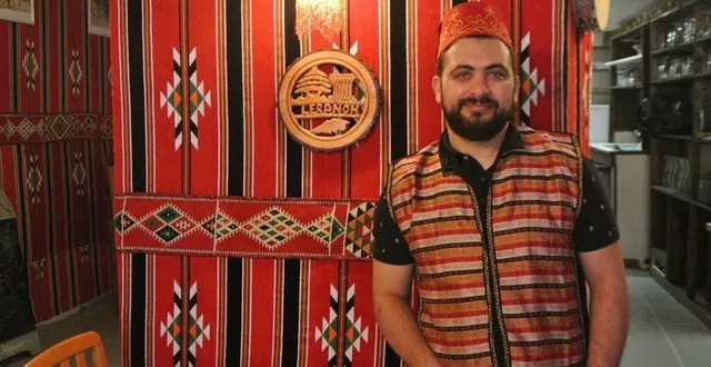 photo  mahmoud assaf, en tenue traditionnelle, a décoré son restaurant avec des tentures libanaises sur les murs et le plafond  &copy;  le maine libre 
