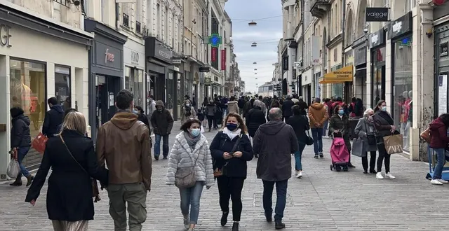 photo  le mans, rue des minimes, samedi 3 avril 2021 en fin de matinée. c’est ici qu’il y a le plus de monde. mais ce n’est pas non plus la ruée vers les commerces.  &copy;  photo le maine libre 