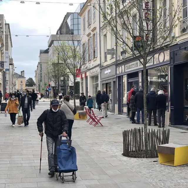 photo rue de l’étoile, on est loin d’être les uns sur les autres. il en sera certainement autrement cet après-midi.  ©  photo le maine libre