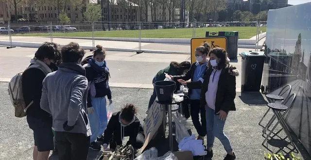 photo  les étudiants des écoles supérieures ont organisé une clean walk, ce samedi 3 avril. ils ont constaté avec dépit la fermeture de l’esplanade, leur lieu de rendez-vous.  &copy;  ouest-france 