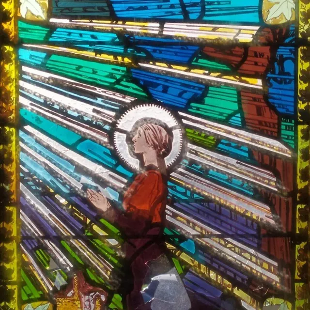 photo un vitrail de l'ancienne chapelle de l'orphelinat.  ©  plmo