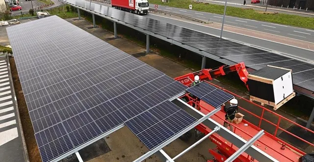 photo  au mans, la société rennaise see you sun vient de poser plus de 770 m2 de panneaux photovoltaïques perchés sur des armatures métalliques, au-dessus des parkings de l’entreprise colart. dont la facture annuelle d’électricité va se réduire de 16 000 €.  &copy;  franck dubray, ouest france 