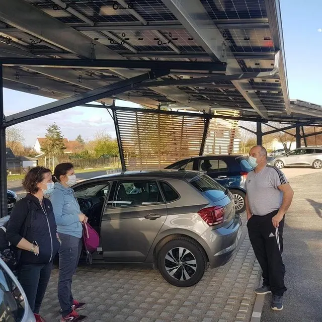 photo les ombrières captent l’énergie solaire tout en protégeant les voitures de la pluie. et du soleil.  ©  ouest-france