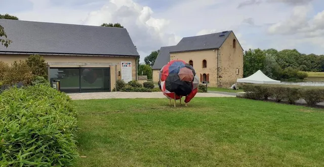 photo  le centre d’art et le moulin de moulinsart se préparent pour accueillir de façon originale le public en extérieur.  &copy;  ouest-france 