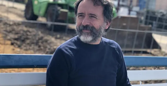 photo  bertrand guerry devant son terrain de jeu ces prochains mois, assis sur le banc qu’il espère retrouver à l’intérieur du chapiteau.  &copy;  ouest-france 