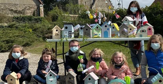 photo  samedi, les enfants de saint-ulphace sont venus récupérer un nichoir à installer dans le jardin et des chocolats.  &copy;  le maine libre 