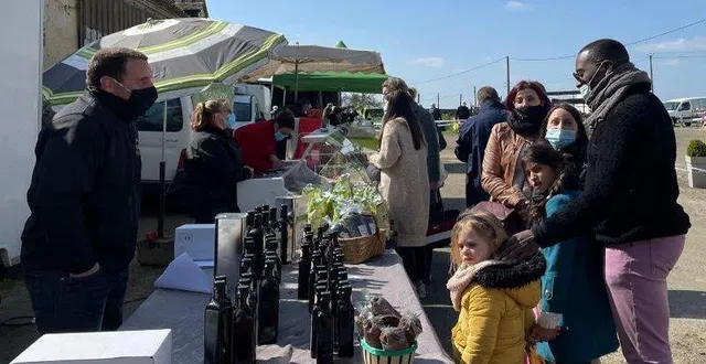 photo  samedi, le marché à la ferme à courgenard plébiscité par les visiteurs venus faire leurs courses.  &copy;  le maine libre 