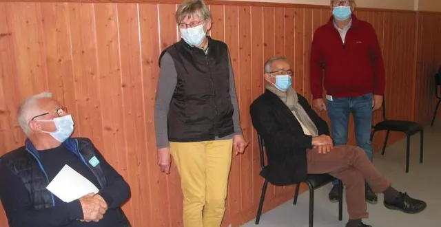 photo  rémy picot et jean-paul bourdais (assis) avec martine lierman, conseillère municipale et gérard rosé, le maire.  &copy;  ouest-france 