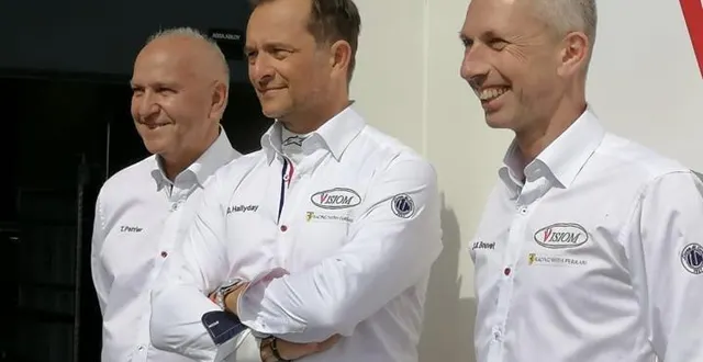 photo  david hallyday (au centre) remplace thierry perrier (à gauche) au côté de jean-bernard bouvet.  &copy;  visiom 