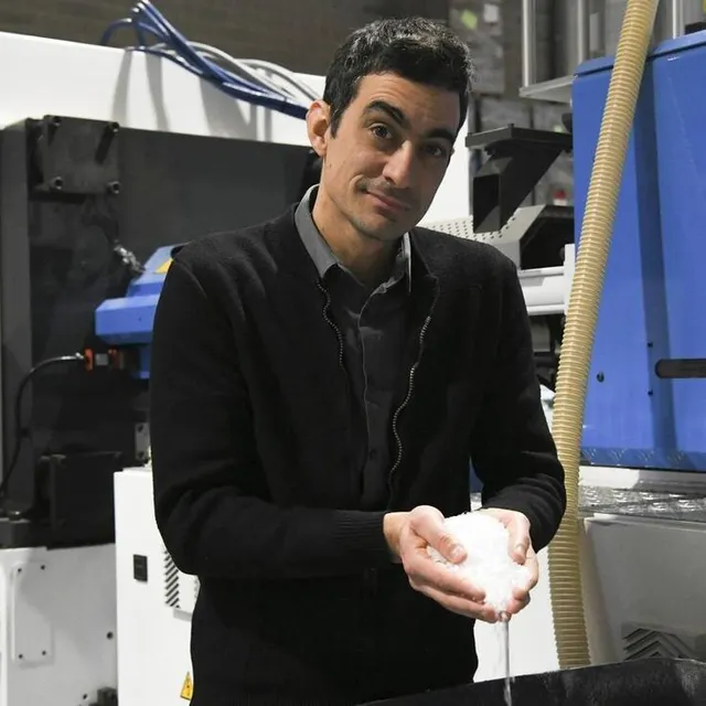 photo pierre legendre et son entreprise aps produisent désormais des spatules en papier pour le café.  ©  photo le maine libre – yvon loué