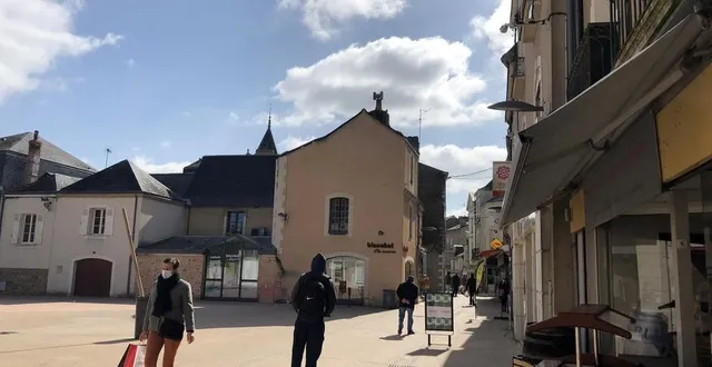 photo  les rues n’étaient pas bondées, à sablé-sur-sarthe, ce samedi 3 avril 2021. les saboliens ont anticipé leurs courses de pâques et leurs achats de dernière minute toute la semaine, avant le confinement n° 3.  &copy;  ouest-france 