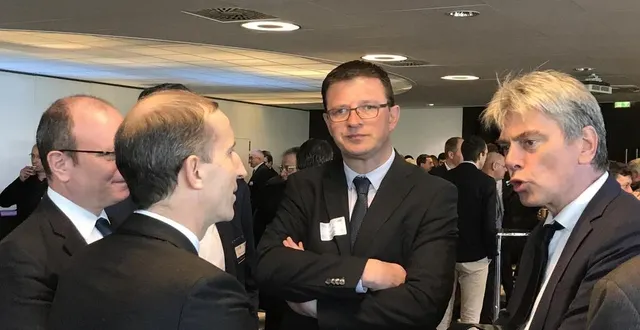 photo  pour les communistes, sébastien jumel, (à droite), ancien maire de dieppe et député pcf de seine-maritime, ici avec le maire socialiste de cherbourg benoit arrivé (au centre),  « est crédité par les normands du potentiel de rassemblement, de notoriété et de compétences le plus solide à gauche,»  &copy;  xavier oriot 